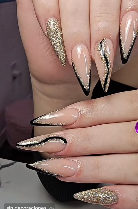 Black And Gold Nails Elegant, Old Hollywood Nails Designs, Black And Gold Oval Nails, Black And Gold Coffin Nail Ideas, Black And Gold Nails Long, Formal Black Nails, Great Gatsby Nails Designs, Black And Gold Nails Almond, Black And Champagne Nails