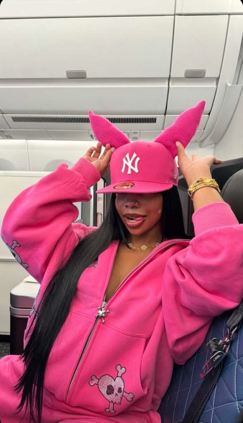 Pink 2 piece hoodie set , pink , barbie , plane pictures Baddie Mom, Barbie Plane, Plane Pictures, Hot Pink Outfit, Birthday Fashion, Aesthetic Streetwear, Diy Clothes Design, Pink Barbie, Cute Lazy Day Outfits