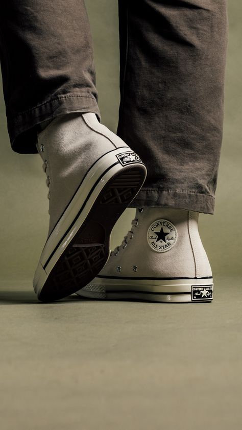 Converse Shoes Men Outfit, Converse Shoes Photography, Aesthetic Mens Shoes, Shoe Photography Aesthetic, Converse Shoes Wallpaper, Converse Style Mens, Converse Reference, Converse Aesthetic Wallpaper, Converse Styling