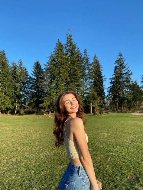 Nature Poses Instagram, Cute Poses Outside, Summer Picture Poses Instagram, Photo Poses In Nature, Insecure Aethstetic, Nature Pose Ideas, Natural Poses For Women, Sunset Poses Instagram, Pretty People Aesthetic