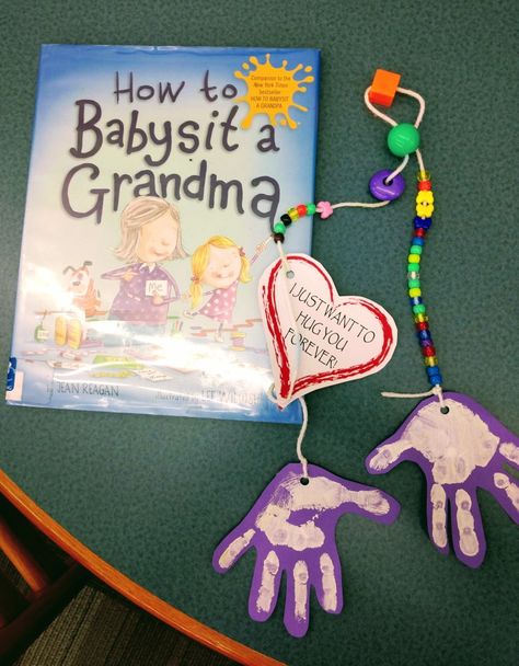 Hug for Grandma! Preschool craft for Grandparents Day Toddler Crafts Mothers Day, Craft For Grandparents, Grandparents Day Preschool, Grandparents Day Activities, Spring Toddler Crafts, Grandparents Day Cards, Grandparents Day Crafts, Easy Toddler Crafts, Happy Grandparents Day