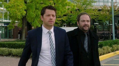 Castiel and Crowley. Castiel And Crowley, Tv Wallpaper, Mark Sheppard, Smile And Wave, Tv Supernatural, Supernatural Seasons, Supernatural Fans, Odaiba, Season 12