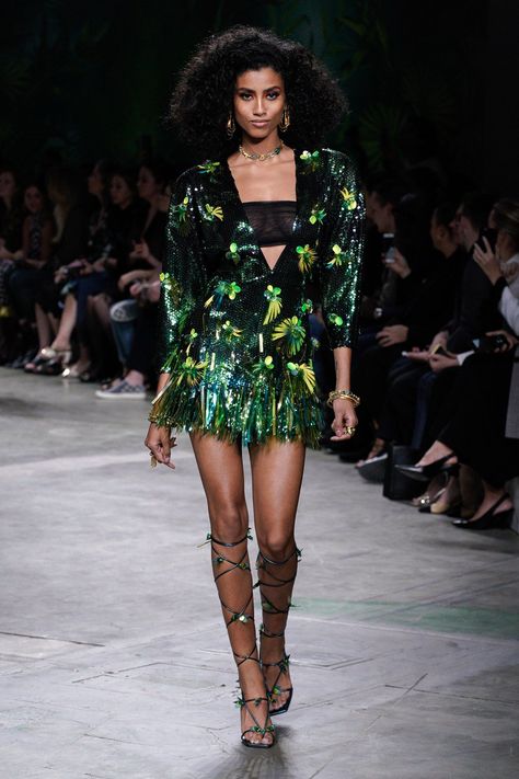 FashionweekNYC on Twitter: "Imaan Hammam, Adut Akech & Kaia Gerber walking the @Versace Spring 2020 Runway… " Versace 2020, Runway 2020, Versace Runway, Versace Spring, Versace Fashion, Donatella Versace, Couture Runway, Fashion Show Collection, Fashion 2020