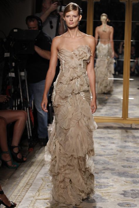 Marchesa--would LOVE to see this on the red carpet during award season Dreamy Clothes, Marchesa Spring, Girl Material, Michael Cera, Fashion Stand, Frilly Dresses, Couture Gowns, Wedding Dresses Unique, Gorgeous Gowns