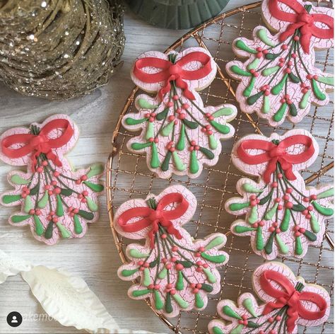 Christmas, Cookies, Mistletoe, Berries, Crackle - @cakemockery Mini Gingerbread House, Gingerbread Cookies Decorated, Ginger Bread Cookies Recipe, Christmas Cookies Decorated, Under The Mistletoe, Decorated Cookies, Christmas Cake, Cake Art, Wonderful Time