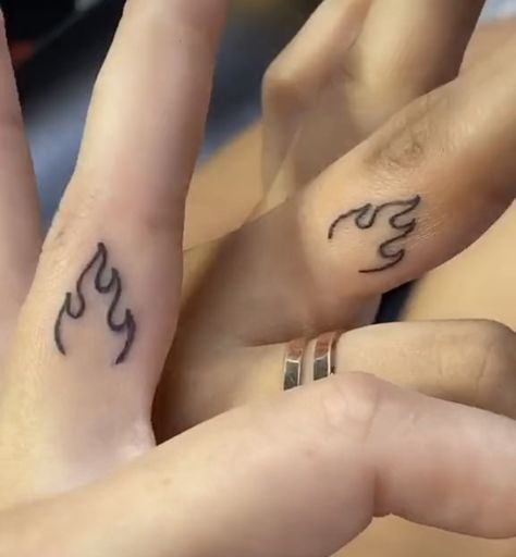 Bestie Tattoos, Matching Friend Tattoos, Tato Henna, Finger Tats, Hand Doodles, Bff Tattoos, Friendship Tattoos, Stylist Tattoos, Cute Tattoos For Women