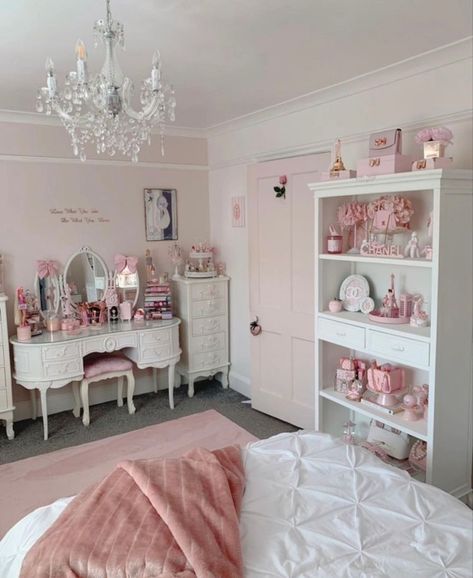 Pink Wallpaper Bedroom Ideas, Princesscore Bedroom, Princesscore Room, Pink Wall Paper, Wallpaper Bedroom Ideas, Pink Wallpaper Bedroom, 2023 Bedroom, Tattoo Modern, Modern Bedroom Ideas