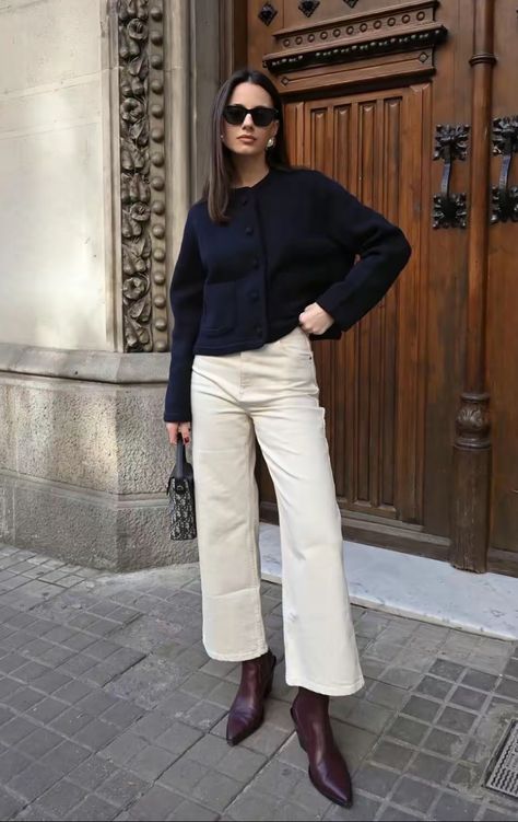 White Trousers Outfit Autumn, Cream Flares Outfit, Cream Corduroy Pants Outfits Winter, White Trousers Outfit Winter, White Corduroy Pants Outfit, White Pants Winter Outfit, Cream Trousers Outfit, Trousers Outfit Winter, White Pants Outfit Winter