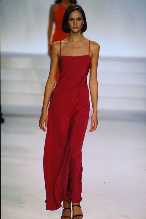 90s Dress Silhouette, 90s Minimalism Fashion Runway, 90s Runway Dresses, Silk Dress 90s, 90s Minimalism Fashion, Ines Rivero, 90s Minimalism, Models 90s, Vintage Red Dress