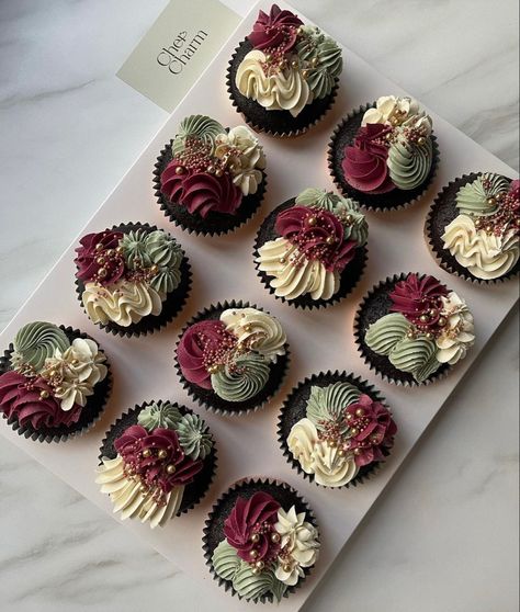 Maroon And White Cupcakes, Red And Green Cupcakes, Moody Wedding Cupcakes, Gothic Wedding Cupcakes, Burgundy Cupcakes, Ombre Cupcakes, Luxury Cupcakes, Chocolate Cupcakes Decoration, Man Cupcakes