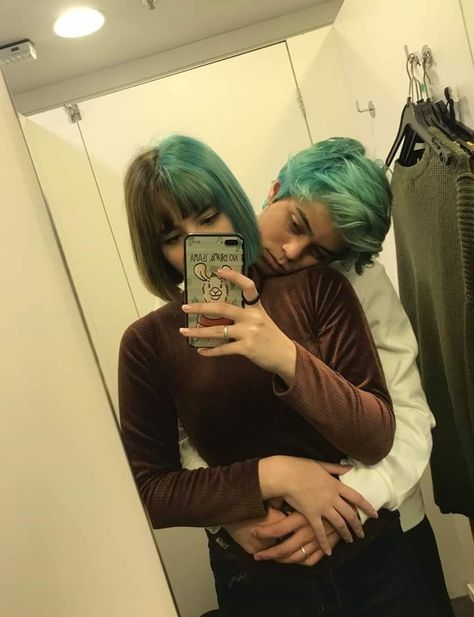 Matching Couple Hair Dye, Couple Hair Dye, Matching Couple Hair, Couple Matching Hair, Couples Matching Hair Color, Matching Couple Hair Color, Couples Matching Hair Dye, Couples With Matching Dyed Hair, Matching Hair Color Couples