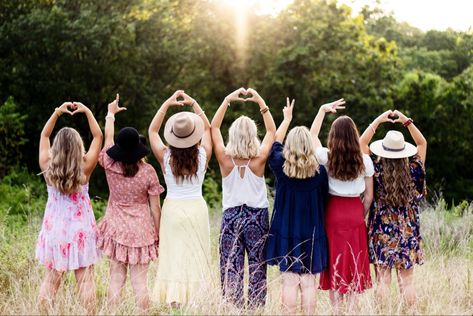 9 People Photoshoot, Best Friend Photo Shoots Ideas, Girlfriends Photoshoot Group Shots Picture Ideas, Ladies Group Photoshoot Ideas, Girlfriend Group Photos, Group Photography Poses Creative Outdoor, Group Friends Photoshoot, Bff Group Pictures, Female Group Photoshoot