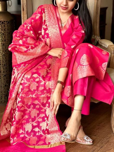 Kurta Design From Old Silk Saree, Benaras Kurti Designs Latest, Banarasi Churidar Designs, How To Pose In Suit Women, Banarasi Kurta Set, Banarsi Kurti Design, Banarsi Suit Design Pakistani, Banarsi Silk Suit Designs Indian, Heavy Suits For Wedding