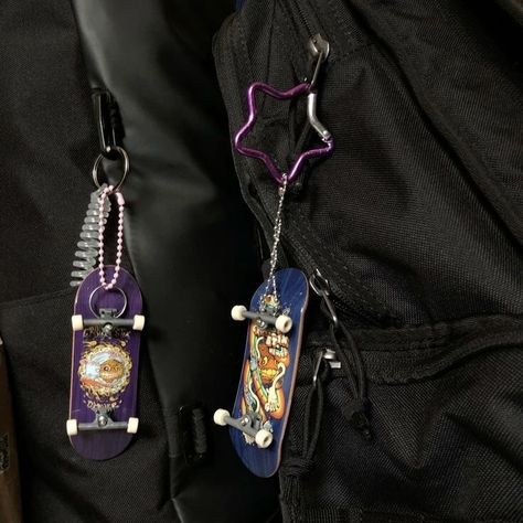 Lanyard Aesthetic Keychain, Carabiner Keychain Aesthetic, Skateboard Keychain, Keychain Matching, Cool Keychain, Keychain Aesthetic, Skate Accessories, Skater Boys, Inside My Bag