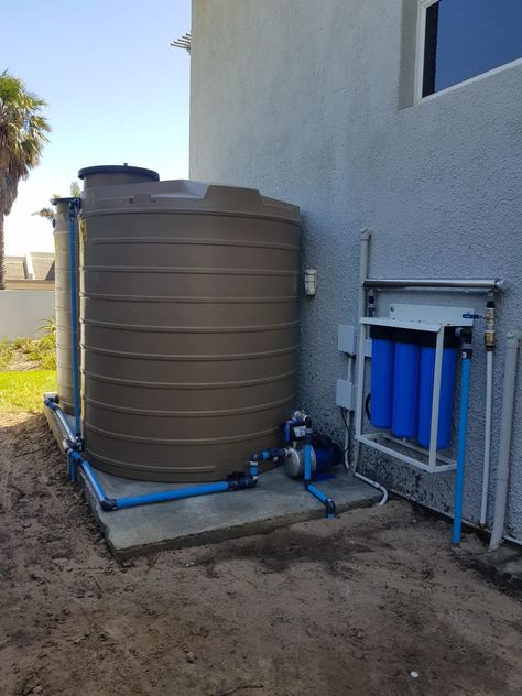 Water tank storage with filter system Condominium Floor Plan, Well Water System, Water Catchment, Home Water Filtration, Farmhouse Style Bedrooms, Small Tiny House, Rain Water Tank, Pump House, Outdoor Buildings