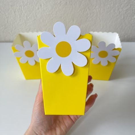 hooraypartyshop - Etsy Turkey Daisy Birthday Party, Party Popcorn, Flower Birthday Party, Daisy Birthday, Daisy Party, Popcorn Party, Popcorn Box, Party Favor Boxes, Birthday Supplies