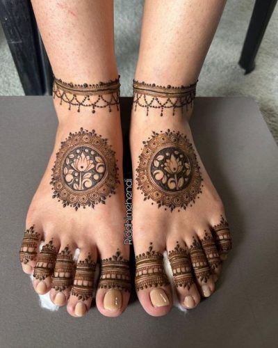 Minimal Mehendi Designs, Minimal Mehndi Designs, Minimal Mehendi, Henna Tattoo Ideas, Minimal Mehndi, Feet Mehendi, Traditional Henna Designs, Traditional Mehndi Designs, Hena Designs