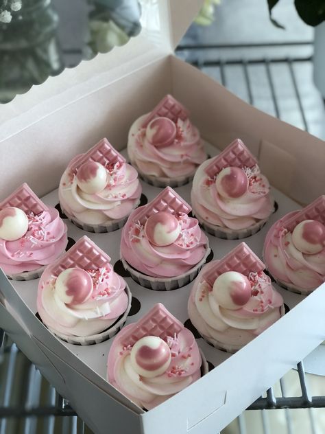 Chocolate Cupcakes With Pink Frosting, Beautiful Cupcakes Birthday, Aesthetic Cupcakes, Dessert Boxes Packaging, Birthday Cake Clip Art, Deco Cupcake, Cupcake Piping, Mothers Day Desserts, Cupcake Decorating Tips