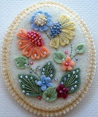 Wool Felt Projects, Wool Applique Patterns, Felted Wool Crafts, Wool Embroidery, Felt Embroidery, Felt Jewelry, Felt Patterns, Felt Brooch, Felt Decorations