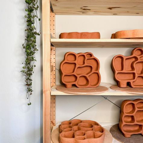 Home ceramic studio of The Minimalist Ceramist Pickle Crafts, Clay Shelves, Curio Shelves, Home Ceramic Studio, Ceramic Shelf, Studio Vibes, Curio Shelf, Earthy Home, Hand Building