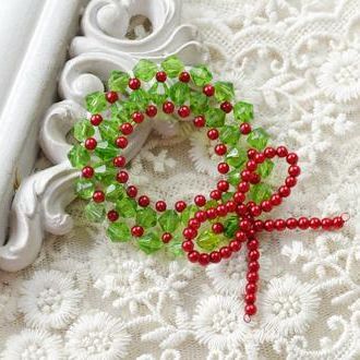 Free Beading Pattern - Mini Beaded Christmas Wreath Tutorial featured in Newsletter, Bead-Patterns.com - December 16, 2019 Beaded Christmas Wreath, Holiday Beaded Jewelry, Cute Craft Ideas, Christmas Wreath Decorations, Christmas Jewelry Diy, Cute Craft, Holiday Beading, Christmas Decorations Wreaths, Red Pearl