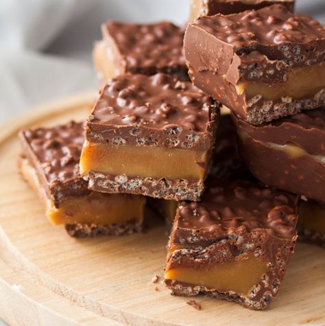 This “Chokito” Chocolate Caramel Slice is my take on that famous Australian treat, the Chokito chocolate bar. Easy caramel fudge sandwiched between two layers of chocolate and rice krispies. Chocolate Caramel Slice, Rice Bubbles, Easy Caramel, Low Carb Brownies, Chocolate Slice, Caramel Slice, Caramel Fudge, Slices Recipes, God Mat