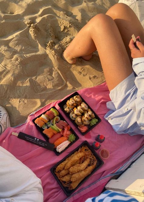 Sushi At The Beach, Girl Best Friend Aesthetic, Best Friend Aesthetic Pictures, Friend Aesthetic Pictures, Sushi Aesthetic, Picnic On The Beach, Sushi Date, Food Sushi, Picnic Aesthetic