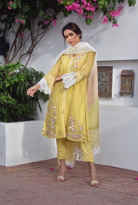 Nadia Farooqui, Gold Blouse Designs, Dresses Pakistani, Elegant Evening Dresses, Pakistani Formal Dresses, Punjabi Outfits, Pakistani Fashion Casual, Pakistani Wedding Outfits, The Crafts