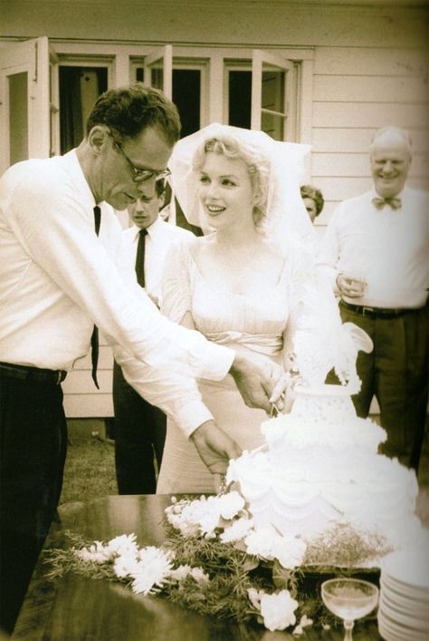 Marilyn Monroe Wedding, Marilyn Monroe Fotos, Estilo Marilyn Monroe, Arthur Miller, Anne Barge, Iconic Weddings, Joe Dimaggio, Marilyn Monroe Photos, Famous Couples