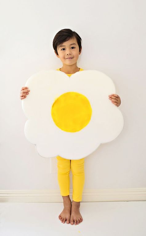 Easy Egg Costume for Kids. Cute and simple last minute Halloween costume. Toddler Egg Costume, Fried Egg Costume, Egg Costume Diy, Egg Halloween Costume, Breakfast Costume, Quirky Costumes, Deviled Egg Costume, Easy Kids Costumes, Cloud Costume