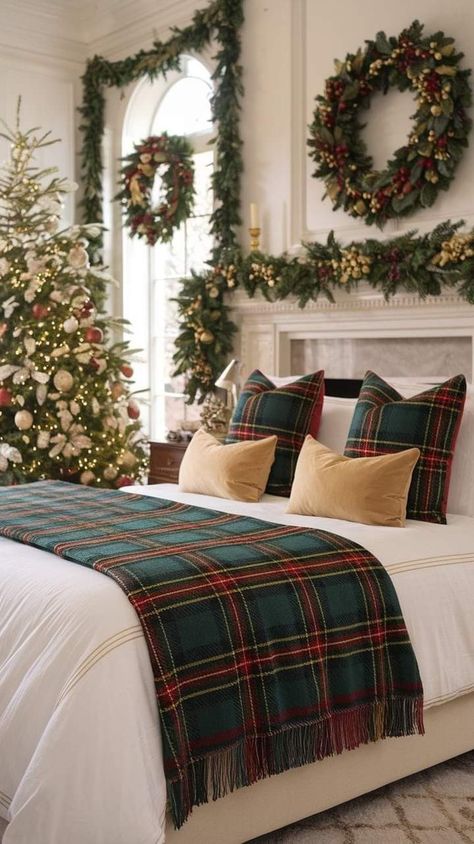 Classic Christmas Bedroom, Green Christmas Bedding, Cozy Christmas Bedroom, Festive Bedding, Christmas Bedroom Decor Ideas, Christmas Bedroom Decor, Holiday Room Decor, Holiday Room, Bedding Inspiration