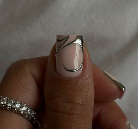 Simple Chrome Design Nails, Elegant Design Nails, Silver Chrome Short Nails, Square Short Nail Designs, Silver Nails Square, Chrome Nails Designs Short, Silver Short Nails, Chrome Square Nails, Square Chrome Nails