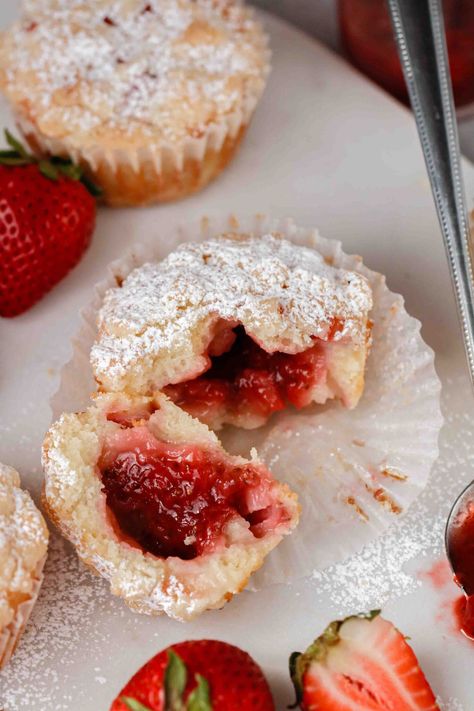 Muffins With Jam In The Middle, Things To Make With Strawberry Jam, Jelly Filled Muffins, Filled Muffins Recipes, Desserts With Strawberry Jam, Recipes With Strawberry Jam, Texas Muffins, Strawberry Jam Muffins Recipe, Strawberry Jam Muffins