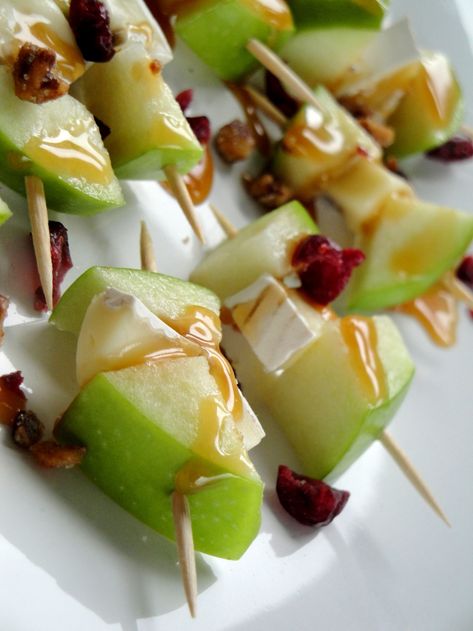 DSC01198 Brie Skewers, Summer Appetizer Recipes, Apple Brie, Toothpick Appetizers, Easy Apps, Summer Appetizer, White Plate, Caramel Apple, Quick Healthy