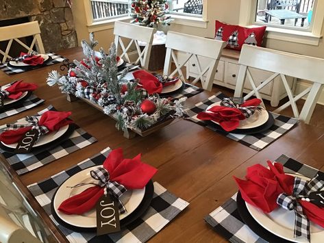 Christmas Table Ideas, Buffalo Check Christmas Decor, Buffalo Plaid Christmas Decor, Christmas Dining Table, Plaid Christmas Decor, Christmas Tree Decorating Themes, Buffalo Check Christmas, Christmas Decor Inspiration, Country Christmas Decorations