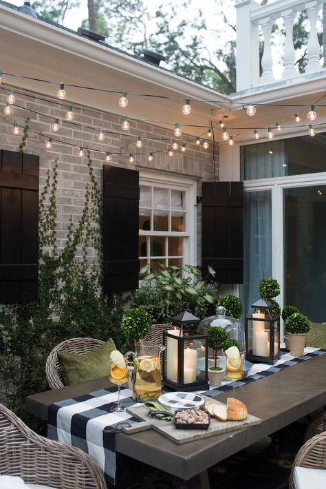 Patio Lights, Patio Inspiration, Outdoor Table Settings, 카페 인테리어 디자인, Patio Lighting, Patio Stones, Porch Patio, Backyard Oasis, Diy Patio