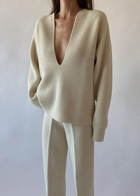 Minimal Winter Outfit, White Cashmere Scarf, The Frankie Shop, Wool Poncho, Frankie Shop, Minimalistic Style, Knit Turtleneck Sweater, Knit Set, Ootd Fashion