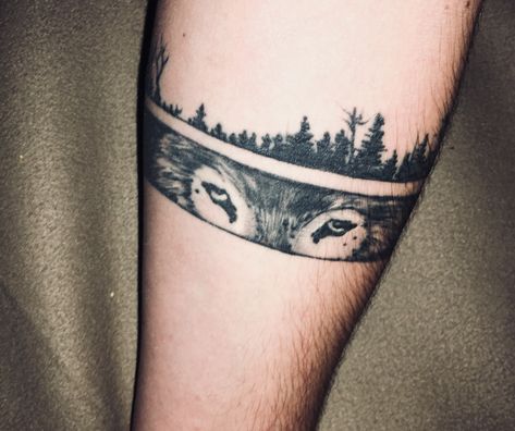 Tattoo wolf black for guys best animal arm strip Pretty Skull Tattoos, Lace Skull Tattoo, Voll Arm-tattoos, 21 Tattoo, Small Wolf Tattoo, Tattoo Band, Wolf Tattoos Men, Wolf Black, Tattoo Wolf