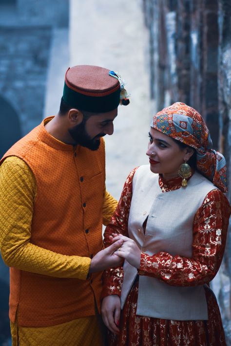 Himachal pradesh local dress Himachal Couple Photography, Pahadi Outfit, Garhwali Couple, Pahadi Photo, Himachal Pradesh Traditional Dress, Uttrakhand Traditional Dress, Uttarakhand Traditional Dress, Himachali Dress, Pahadi Couple