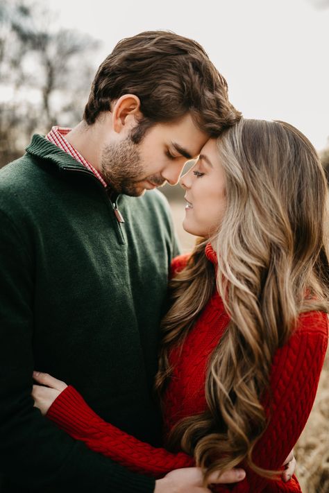 Christmas Photoshoot Couples Outfits, Married Couple Christmas Photos, Christmas Couple Pictures Outfits, Christmas Card Photos Couple, Holiday Couple Photos, Christmas Pictures Couples Outfits, Christmas Picture Outfits For Couples, Couple Christmas Photoshoot Outside, Christmas Outfit Couples