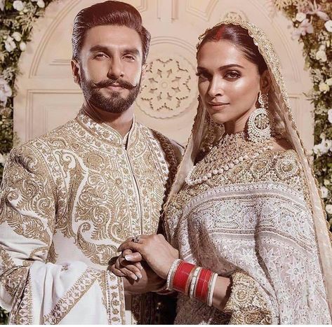 Deepika Padukone Ranveer Singh Official Wedding and Reception Photos भारतीय दुल्हन संबंधी, Deepika Ranveer, Pengantin India, Saree Bollywood, Bollywood Couples, Indian Bride And Groom, Ranveer Singh, Bollywood Stars, Bollywood Celebrities