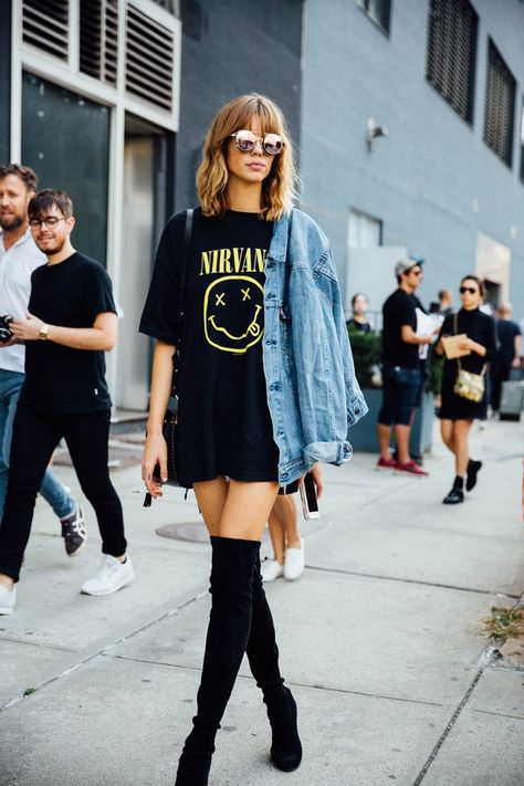 Street Style // Oversized shirt + knee-high boots and denim jacket. Summer Rock Concert Outfit Plus Size, T Shirt Skirt Outfit, Look Grunge, Street Style 2017, Cooler Look, Outfit Trends, Summer Style Casual, Inspired Outfits, 가을 패션