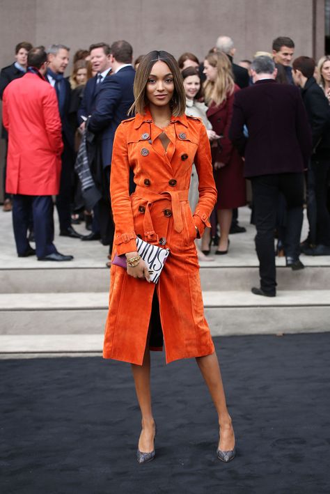 #JourdanDunn popping Burberry orange #offduty in London. Orange Trench Coat, Burberry Fashion Show, Fierce Expression, Burberry Fashion, News Outfit, Trendy Activewear, Mod Squad, Color Block Jacket, Just Style