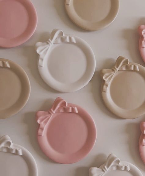 Cutesy bow trinkets 🎀 Clay Tray Ideas, Bow Candle, Pink Dishes, Concrete Tray, Beginner Pottery, Diy Air Dry Clay, Acrylic Shelf, Christian Bracelets, Clay Diy Projects