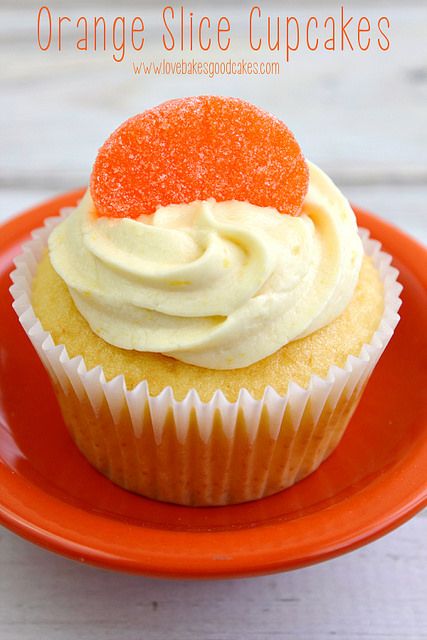 Orange Slice Cupcakes get off to an easy start with a doctored up cake mix. Top it off with a simple, but delicious homemade orange buttercream frosting! These babies are perfect for summer parties! #summer #orange #cupcakes Orange Buttercream Frosting, Love Bakes Good Cakes, Good Cakes, Blueberry Crumble Bars, Orange Buttercream, Orange Cupcakes, Up Cake, Summer Orange, Blueberry Crumble