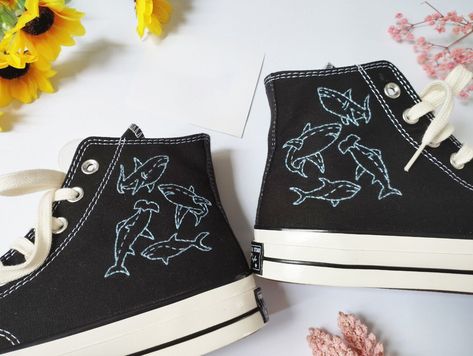 Converse Bleu, Embroidering Flowers, Dolphin Embroidery, Converse Embroidery, Floral Converse, Cute Converse Shoes, Converse Design, Embroidered Converse, Cute Converse