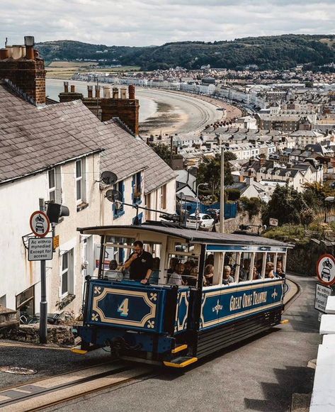 «Have you been to Llandudno in North Wales? 🏴󠁧󠁢󠁷 Llandudno Wales, Wales Flag, Lake District England, Visit Wales, Castles In England, Skye Scotland, United Kingdom Travel, Cornwall England, Yorkshire England