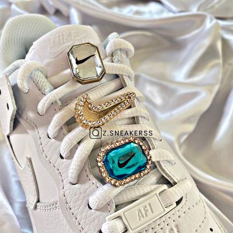 Embellished Clothes, Shoelace Charms, Vibe Board, Laces Shoes, Crocs Fashion, Accessory Inspo, Black Nike Shoes, Jordan Shoes Girls, Custom Nike Shoes