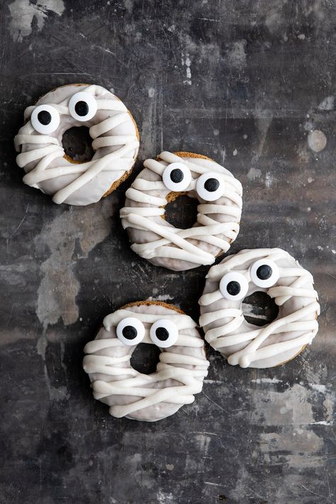 Pumpkin Doughnuts, Pumpkin Mummy, Donut Decorating Ideas, Pumpkin Doughnut, Postres Halloween, Halloween Donuts, Glazed Doughnuts, Donut Decorations, Easy Halloween Food