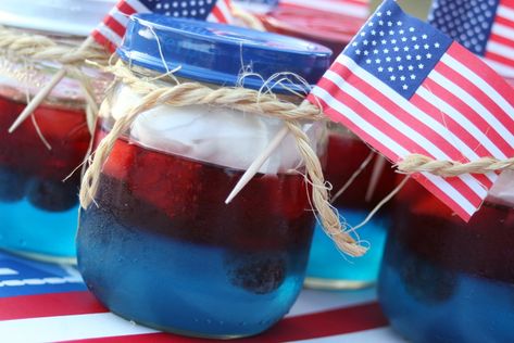 Jello Snacks, Marshmallow Desserts, Patriotic Wedding, Blue Jello, Patriotic Food, 4th Of July Desserts, Baby Food Jars, Jello Recipes, Giada De Laurentiis